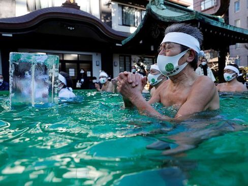 دعای راهبان بودایی در آب سرد برای پایان همه گیری کرونا + عکس دعای راهبان بودایی در آب سرد برای پایان همه گیری کرونا + عکس