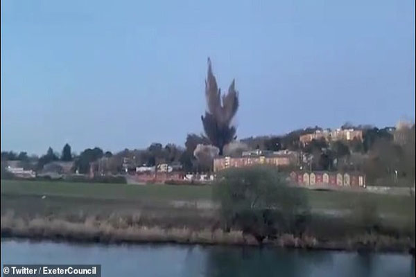 انفجار بمب به جای مانده از جنگ جهانی دوم (عکس)