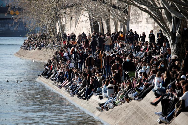 رسوایی واکسن VIP در آرژانتین / اسکیت با برقع (گزارش تصویری) رسوایی واکسن VIP در آرژانتین / اسکیت با برقع (گزارش تصویری)