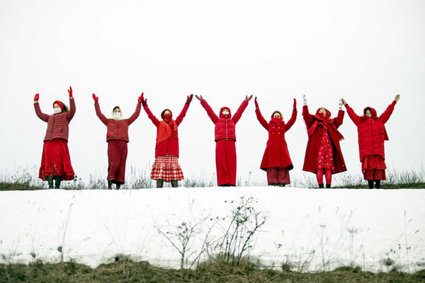 عبور از میان سیم خاردارها برای رسیدن به محل کار (گزارش تصویری)