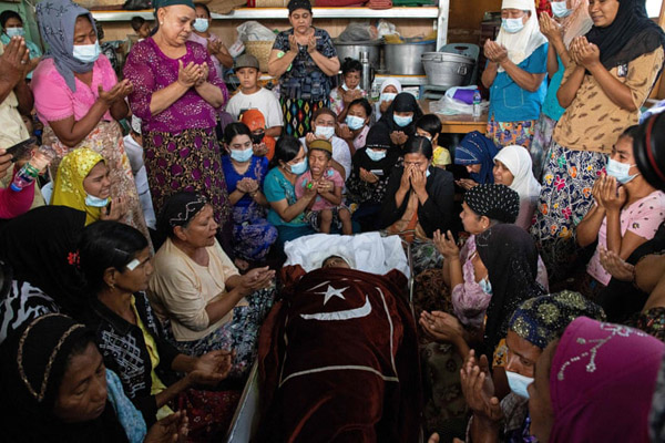 عبور از میان سیم خاردارها برای رسیدن به محل کار (گزارش تصویری)