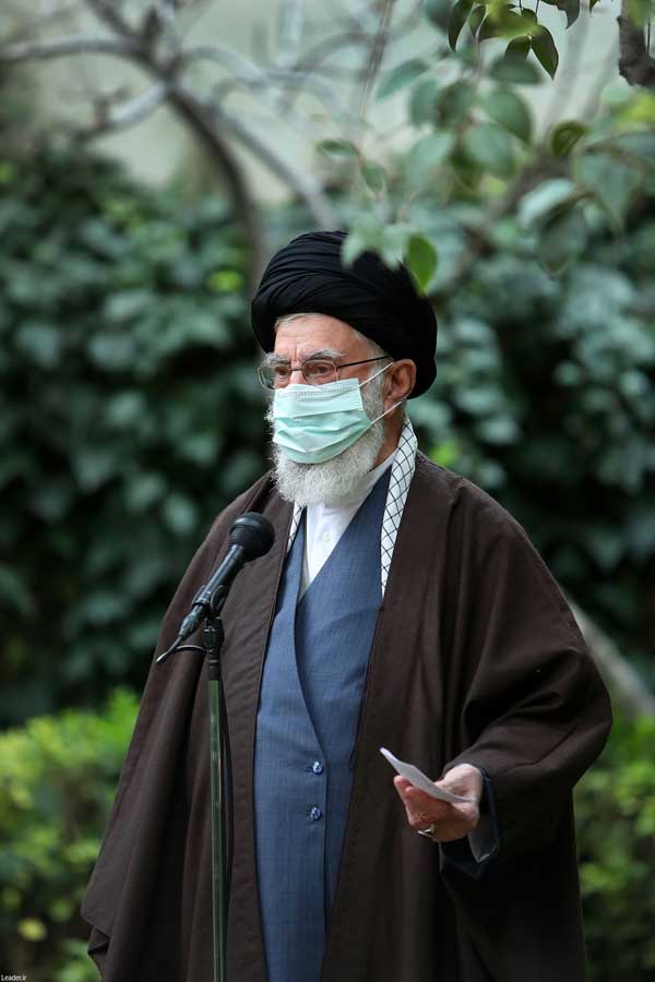 کاشت دو نهال توسط رهبر انقلاب (+عکس) کاشت دو نهال توسط رهبر انقلاب (+عکس)