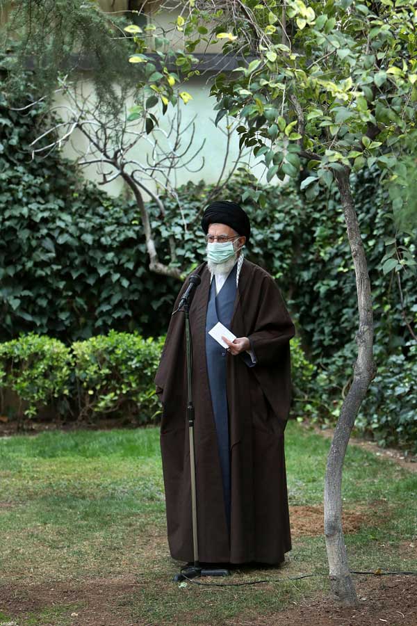 کاشت دو نهال توسط رهبر انقلاب (+عکس) کاشت دو نهال توسط رهبر انقلاب (+عکس)