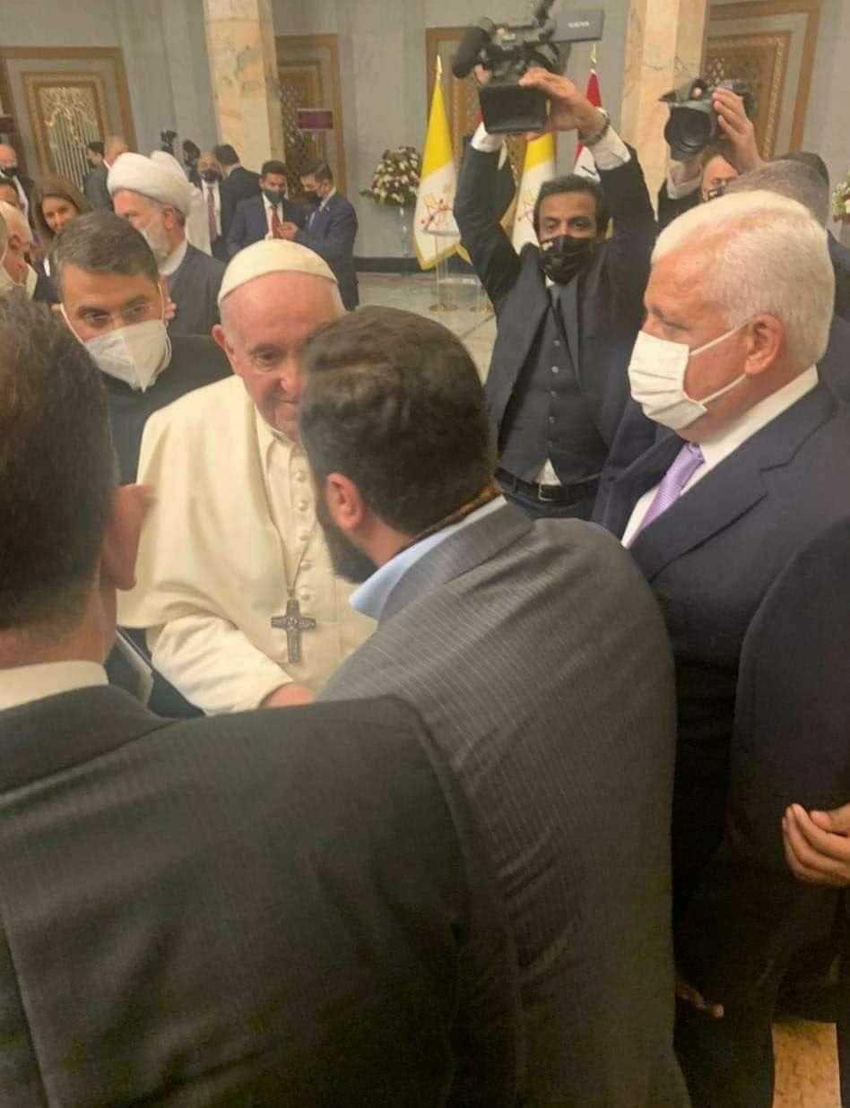 هدیه پاپ فرانسیس به یکی از فرماندهان حشد شعبی + عکس