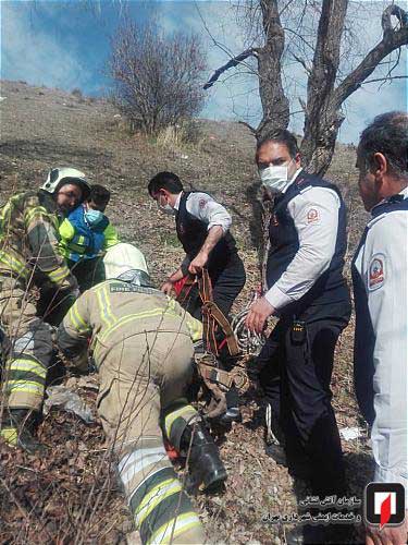 سقوط یک دختر به دره در ارتفاعات تهران (+تصاویر) سقوط یک دختر به دره در ارتفاعات تهران (+تصاویر)