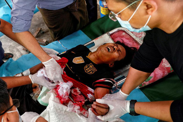 دستگیری معترض با کمک سگ آموزش دیده / برخورد خشونت آمیز با عکاس ورزشی (گزارش تصویری)