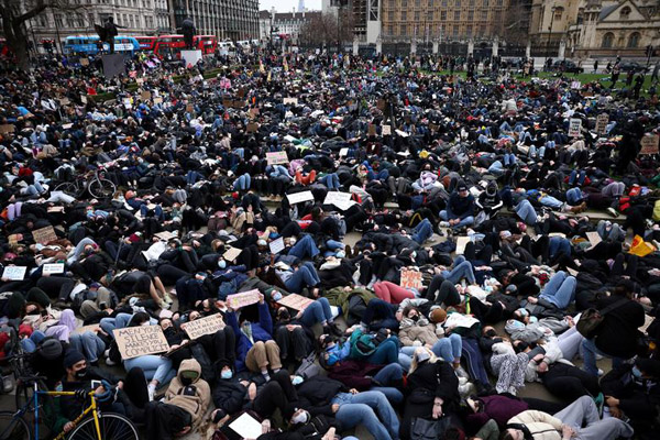 دستگیری معترض با کمک سگ آموزش دیده / برخورد خشونت آمیز با عکاس ورزشی (گزارش تصویری)