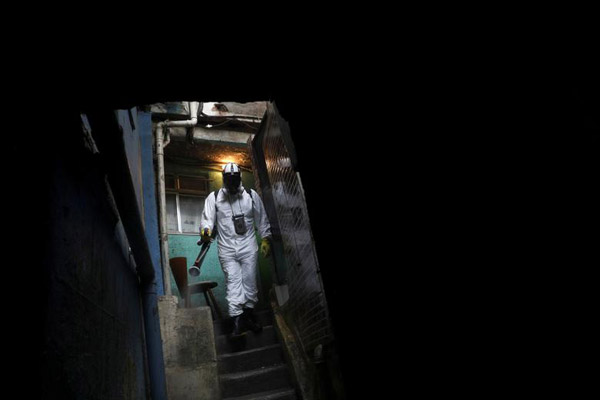 دستگیری معترض با کمک سگ آموزش دیده / برخورد خشونت آمیز با عکاس ورزشی (گزارش تصویری)