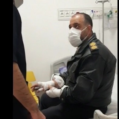 مأمور پلیس برای متوقف کردن خودروی شعلهور به دل آتش زد مأمور پلیس برای متوقف کردن خودروی شعلهور به دل آتش زد