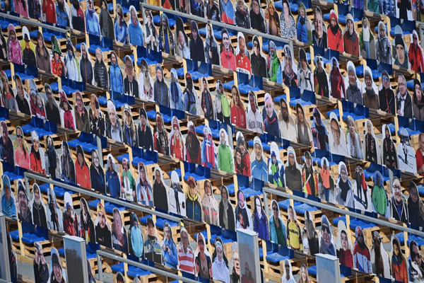 حمله ملخ ها به کشاورزان / تماشای فوتبال در اوج کرونا (گزارش تصویری) حمله ملخ ها به کشاورزان / تماشای فوتبال در اوج کرونا (گزارش تصویری)