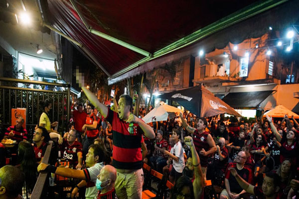 حمله ملخ ها به کشاورزان / تماشای فوتبال در اوج کرونا (گزارش تصویری) حمله ملخ ها به کشاورزان / تماشای فوتبال در اوج کرونا (گزارش تصویری)