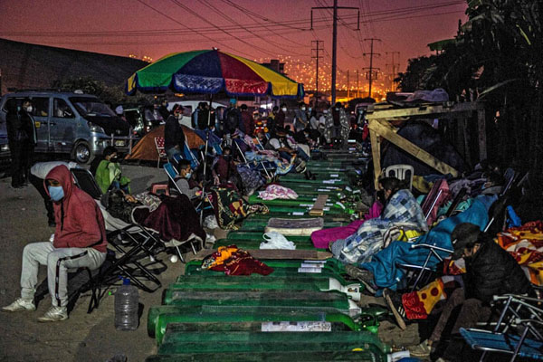 حمله ملخ ها به کشاورزان / تماشای فوتبال در اوج کرونا (گزارش تصویری) حمله ملخ ها به کشاورزان / تماشای فوتبال در اوج کرونا (گزارش تصویری)