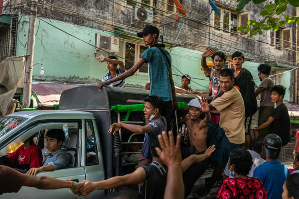 حمله ملخ ها به کشاورزان / تماشای فوتبال در اوج کرونا (گزارش تصویری) حمله ملخ ها به کشاورزان / تماشای فوتبال در اوج کرونا (گزارش تصویری)
