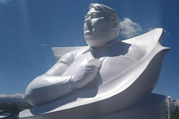 رونمایی از تندیس سیامند رحمان (عکس)