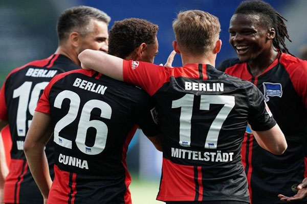 دنیا در نگاه عکس ها؛ از پایان قرنطینه در فرانسه تا ادامه شورش در آمریکا دنیا در نگاه عکس ها؛ از پایان قرنطینه در فرانسه تا ادامه شورش در آمریکا