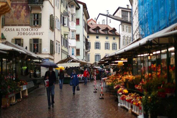 دنیا در نگاه عکس ها؛ از پایان قرنطینه در فرانسه تا ادامه شورش در آمریکا دنیا در نگاه عکس ها؛ از پایان قرنطینه در فرانسه تا ادامه شورش در آمریکا