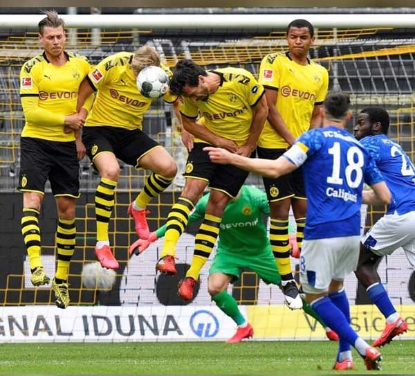 صحنههای خطرناک در فوتبال؛ وقتی کرونا فراموش میشود صحنههای خطرناک در فوتبال؛ وقتی کرونا فراموش میشود