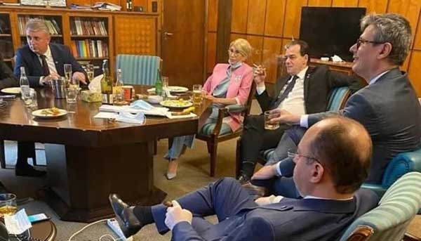 جریمه نخست وزیر رومانی به دلیل نقض مقررات کرونا! (+عکس) جریمه نخست وزیر رومانی به دلیل نقض مقررات کرونا! (+عکس)