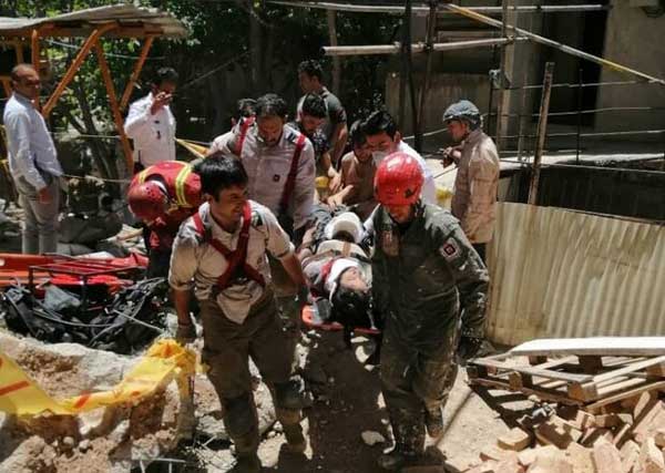 ریزش دیوار در میدان هروی حادثه آفرید / یک کارگر همچنان مفقود است (+عکس)