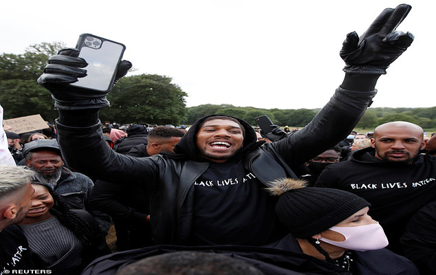 مقابله با شورش معترضان به وسیله احشام و در حضور مدونا (تصاویر) مقابله با شورش معترضان به وسیله احشام و در حضور مدونا (تصاویر)