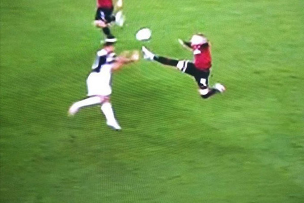 خطای بروسلی در فوتبال! (عکس) خطای بروسلی در فوتبال! (عکس)