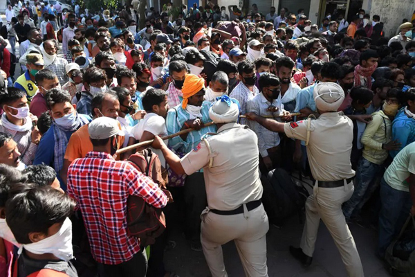 دور دنیا در قاب تصاویر ؛ فوتبال در کنار جنازه دور دنیا در قاب تصاویر ؛ فوتبال در کنار جنازه