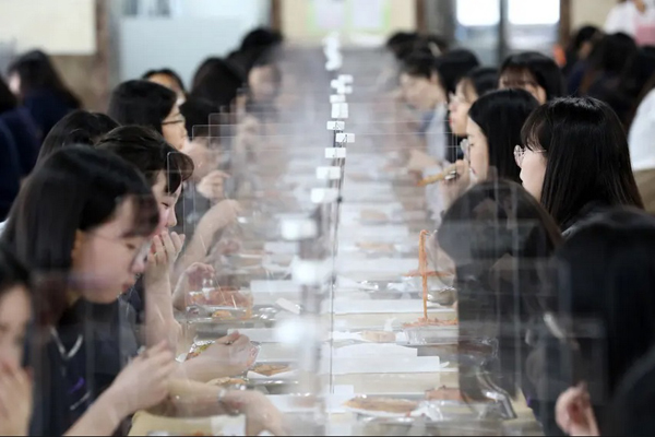 دور دنیا در قاب تصاویر ؛ فوتبال در کنار جنازه دور دنیا در قاب تصاویر ؛ فوتبال در کنار جنازه