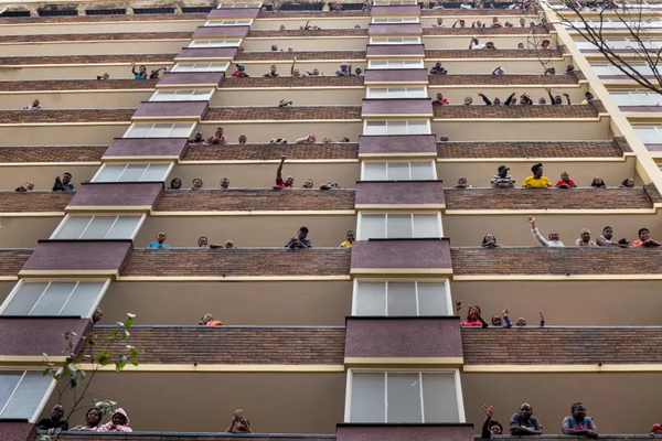 دور دنیا در قاب تصاویر ؛ فوتبال در کنار جنازه دور دنیا در قاب تصاویر ؛ فوتبال در کنار جنازه