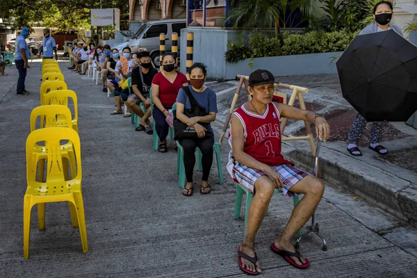 دور دنیا در قاب تصاویر ؛ فوتبال در کنار جنازه دور دنیا در قاب تصاویر ؛ فوتبال در کنار جنازه