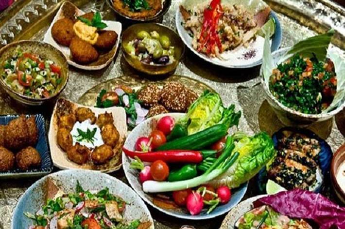 متخصص تغذیه با اشاره به اینکه در روزهای اول پس از ماه رمضان باید میزان مصرف غذا کم باشد، گفت: نباید غذاهای نفاخ، تند، محرک، خیلی شور یا شیرین مصرف کرد و مصرف غذا را باید بین وعده‌های اصلی و عصرانه تقسیم کنیم.