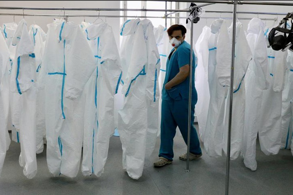 عکس و مکث؛ از دعوای مادر و دختری تا ملخی با ماسک