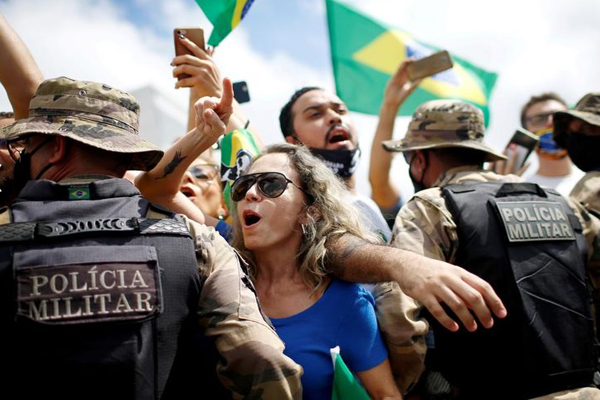 عکس و مکث؛ از دعوای مادر و دختری تا ملخی با ماسک