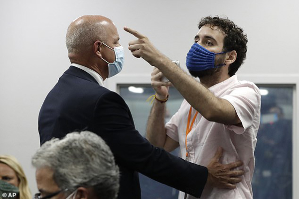 دور دنیا در قاب تصاویر؛ پرستاران خندان