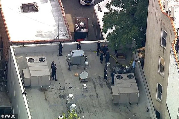 دور دنیا در قاب تصاویر؛ جنازه ای در سطل آشغال دور دنیا در قاب تصاویر؛ جنازه ای در سطل آشغال