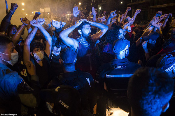 دور دنیا در قاب تصاویر؛ جنازه ای در سطل آشغال دور دنیا در قاب تصاویر؛ جنازه ای در سطل آشغال