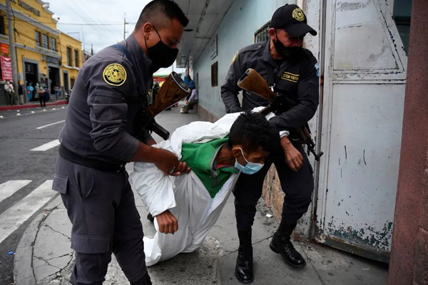 دور دنیا در قاب تصاویر؛ جنازه ای در سطل آشغال دور دنیا در قاب تصاویر؛ جنازه ای در سطل آشغال