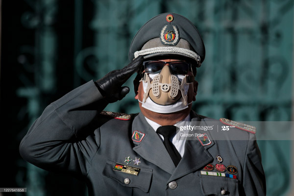 دور دنیا در قاب تصاویر؛ مردی که تعادل ندارد