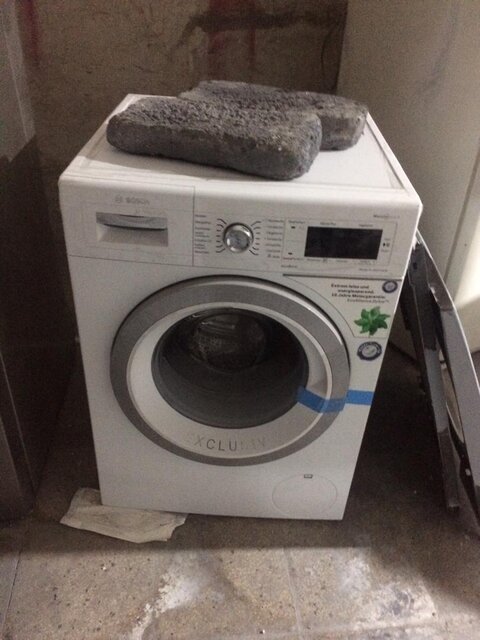 کشف انبار بزرگ لوازم خانگی قاچاق / صافکاری برای فروش اجناس آسیب دیده به جای نو(+عکس)