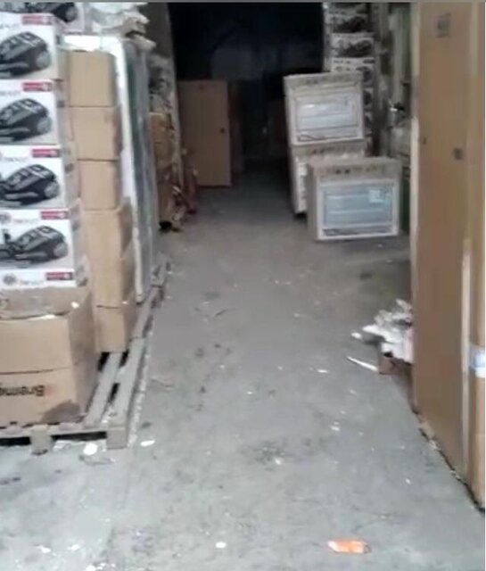 کشف انبار بزرگ لوازم خانگی قاچاق / صافکاری برای فروش اجناس آسیب دیده به جای نو(+عکس)