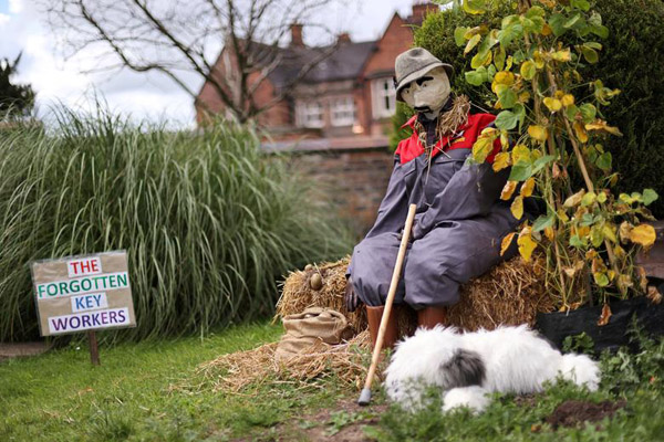 دور دنیا در قاب تصاویر؛ مسابقه مترسک ها! (تصاویر)