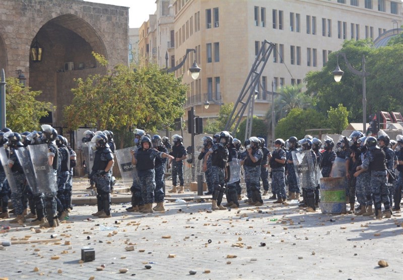 شب ناآرام بیروت/ حمله مهاجمان به چندین وزارتخانه / درخواست ارتش برای حفظ آرامش(عکس)