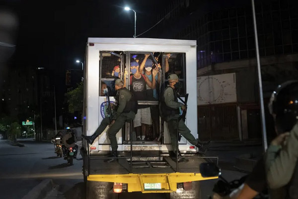 دور دنیا در قاب تصاویر؛ دستگیر شدن به دلیل ماسک نزدن!