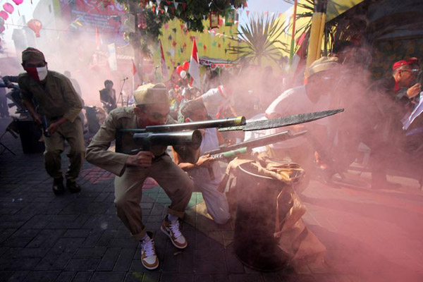 دور دنیا در قاب تصاویر؛ شکست ناپذیری آتش سوزهای مهیب دور دنیا در قاب تصاویر؛ شکست ناپذیری آتش سوزهای مهیب