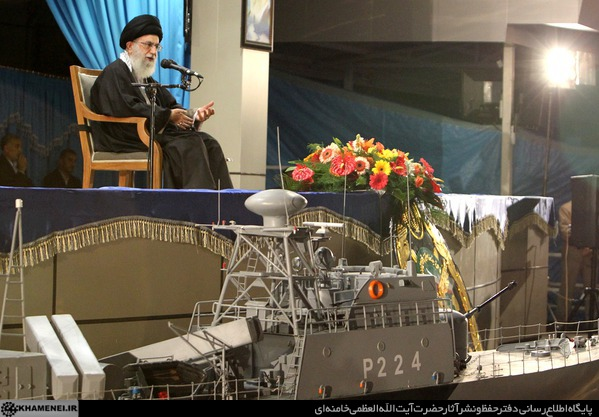 نگاهی به واکنش‌های رهبر انقلاب به تعابیر مبالغه‌آمیز درباره ایشان