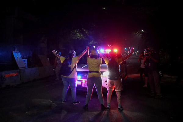 گزارش تصویری ؛ تشییع جنازه از پشت دیوار