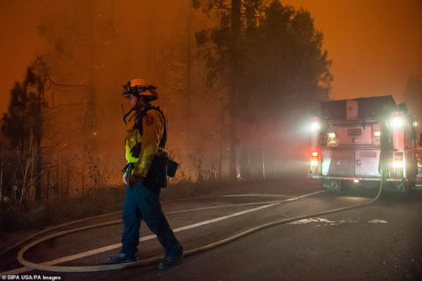 آمریکا در آتشی وحشتناک و عجیب می سوزد (تصاویر) آمریکا در آتشی وحشتناک و عجیب می سوزد (تصاویر)
