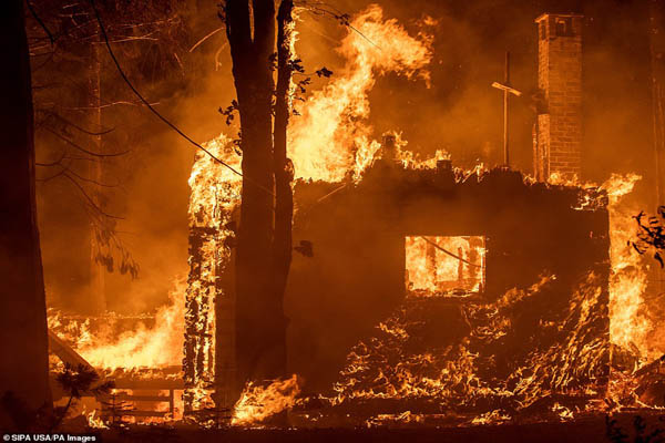 آمریکا در آتشی وحشتناک و عجیب می سوزد (تصاویر) آمریکا در آتشی وحشتناک و عجیب می سوزد (تصاویر)