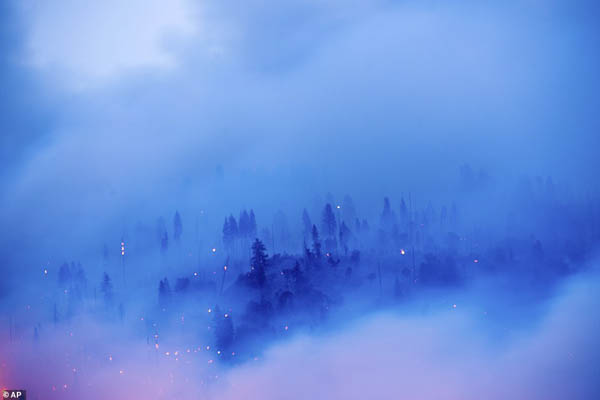 آمریکا در آتشی وحشتناک و عجیب می سوزد (تصاویر) آمریکا در آتشی وحشتناک و عجیب می سوزد (تصاویر)