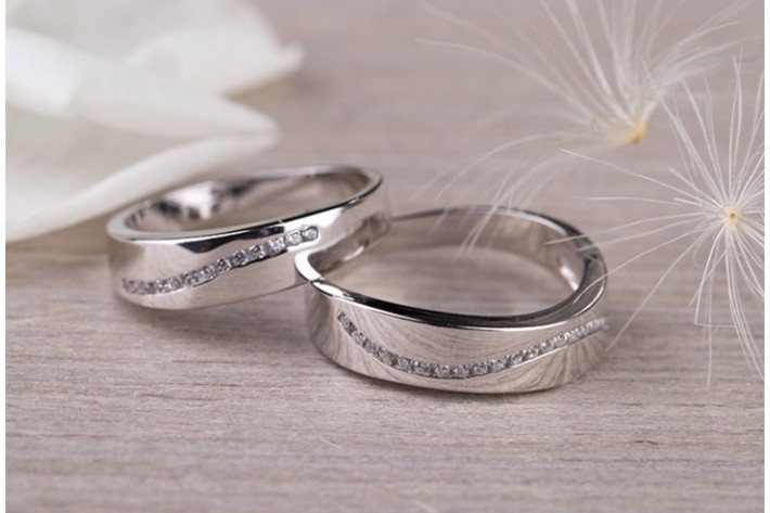 نظام خانواده یک نهاد اساسی و محوری در جامعه است و به عنوان هسته اولیه برای سایر نهادهای اجتماعی به شمار می رود. همانطور که نظام های بزرگ اجتماعی، قوانین و حقوق خاص خودشان را در ارتباط با اداره و استحکام و رشد و بالندگی دارند لذا جهت تحکیم بنیان خانواده باید خانواده ها را آموزش داد. بدین ترتیب با توجه به تاثیر مستقیم آموزش بر وضعیت زوجین، شناسایی و تعیین عللی که به بهبود روابط زناشویی منجر می شود، در پیشگیری از مشکلات آنان نقش موثری خواهد داشت.