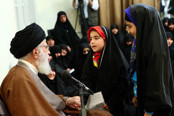 «با این ستارهها» روایتی از دیدار جمعی از خانوادههای شهدای مدافع حرم با رهبر انقلاب «با این ستارهها» روایتی از دیدار جمعی از خانوادههای شهدای مدافع حرم با رهبر انقلاب